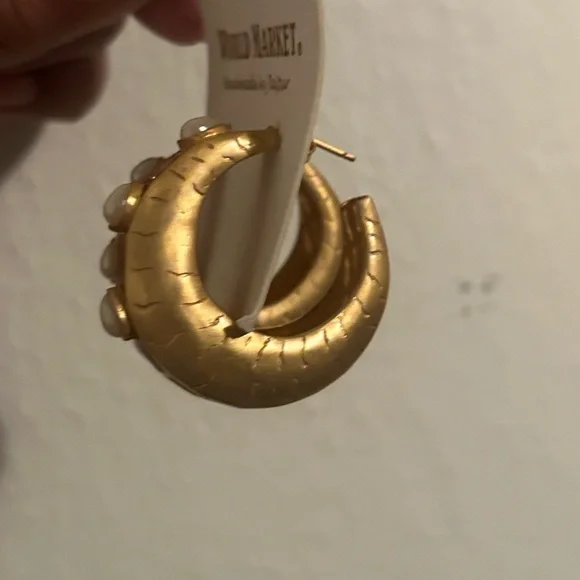 “SEND UR BEST OFFER?” “WORLD MARKET”Gold Hoop Earrings Cream Pearl Like Details🥰 - Picture 3 of 3